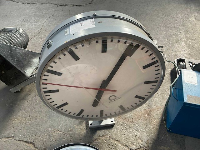 Mobatime ronde dubbelzijdige stationsklok - afbeelding 1 van  3