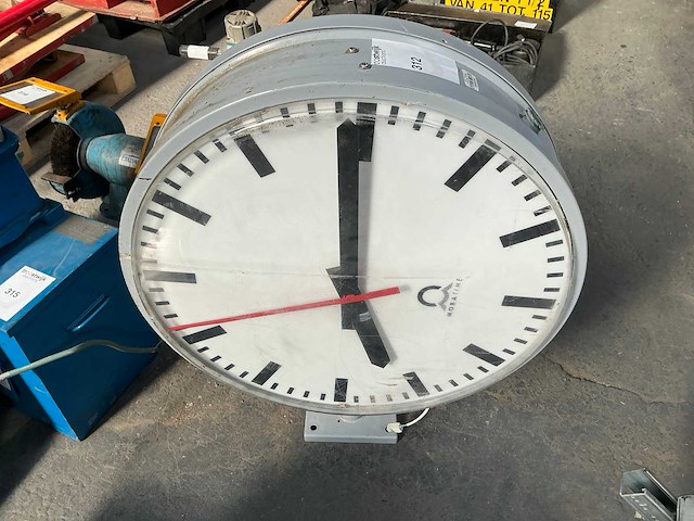 Mobatime ronde dubbelzijdige stationsklok - afbeelding 2 van  3