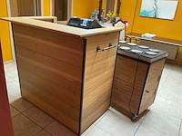 Mobiel houten ontvangstmeubel - afbeelding 1 van  5