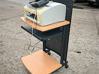 Mobiel tafeltje met printer en telefoon