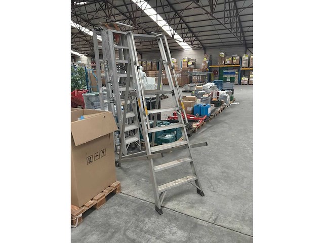 Mobiele altrex trapladder - afbeelding 1 van  8