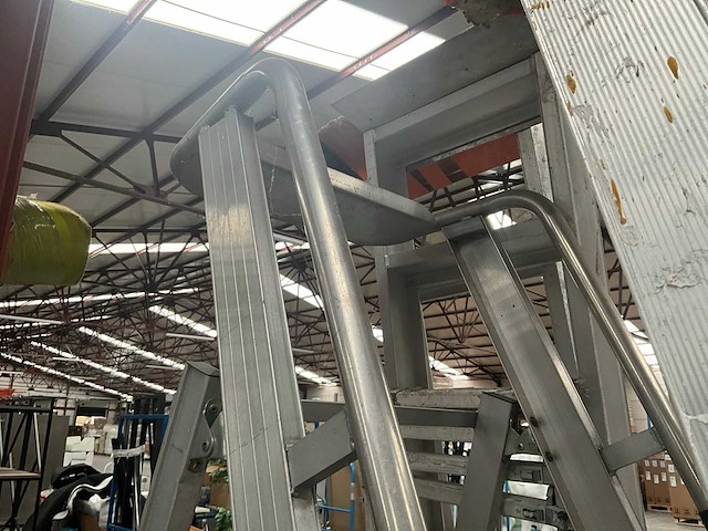 Mobiele altrex trapladder - afbeelding 4 van  8