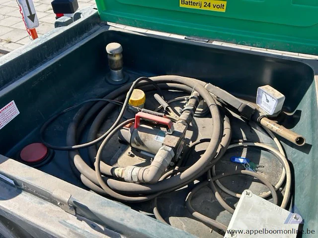 Mobiele brandstoftank met elektrische pomp piusi carry 2000/24v, bouwjaar 2003, 24 v, 0,16 kw. inclusief sleutels, serienummer 00022400a. werking niet gekend. - afbeelding 2 van  4