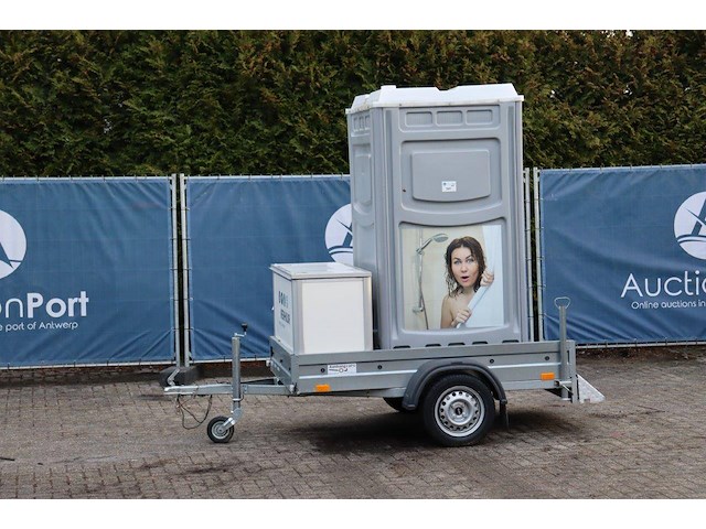 Mobiele douchecabine op aanhangwagen met boiler - afbeelding 1 van  1