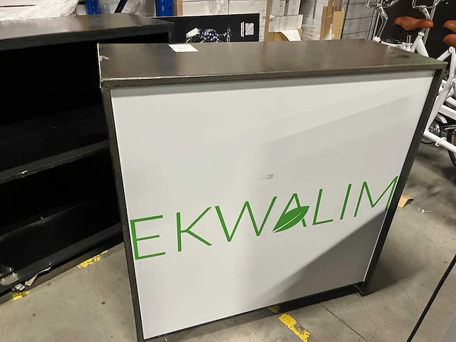 Mobiele houten presentatiemeubels van 100 × 100 cm (2x) - afbeelding 1 van  10