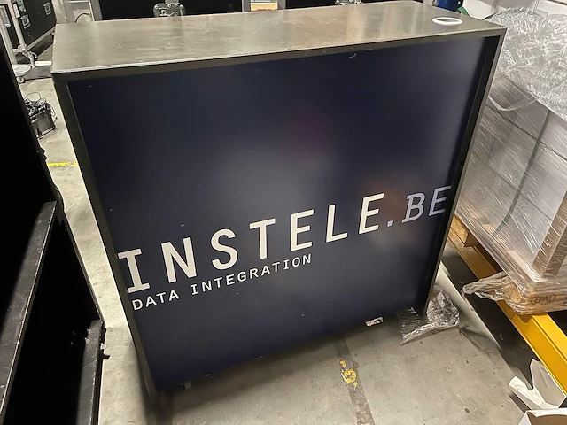 Mobiele houten presentatiemeubels van 100 × 100 cm (2x) - afbeelding 4 van  10