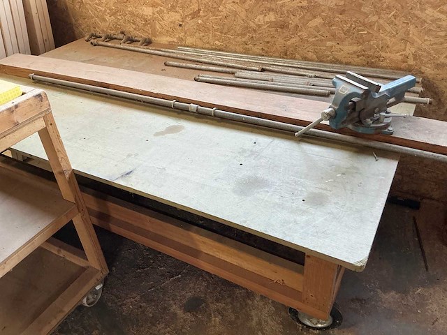 Mobiele houten werktafel + houten werkkar (2x) - afbeelding 1 van  1