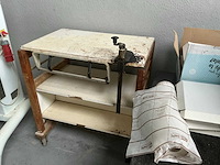 Mobiele houten werktafel - afbeelding 1 van  4