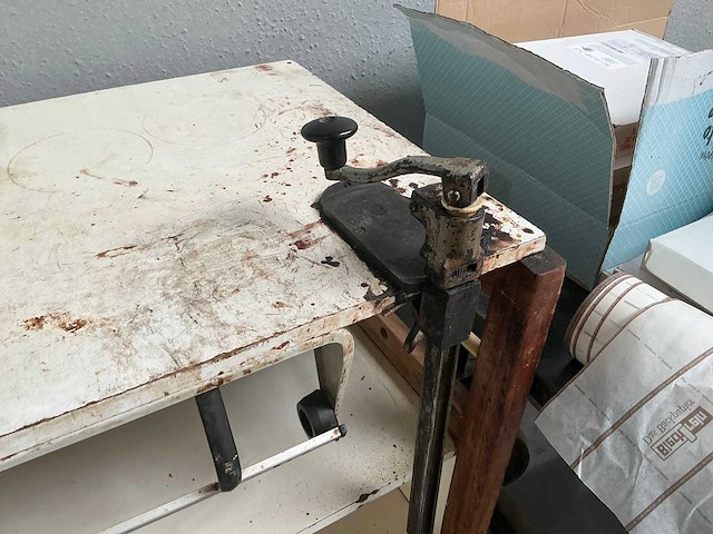 Mobiele houten werktafel - afbeelding 4 van  4