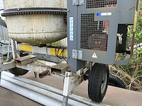 Mobiele industriële betonmolen - betonmixer op chassis - afbeelding 7 van  11