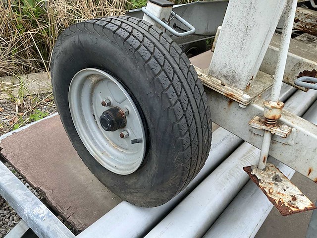 Mobiele industriële betonmolen - betonmixer op chassis - afbeelding 9 van  11