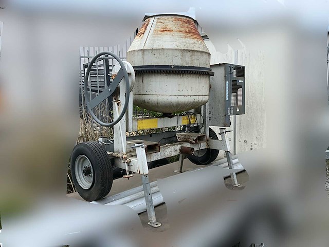 Mobiele industriële betonmolen - betonmixer op chassis - afbeelding 1 van  10