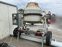 Mobiele industriële betonmolen - betonmixer op chassis - afbeelding 3 van  10