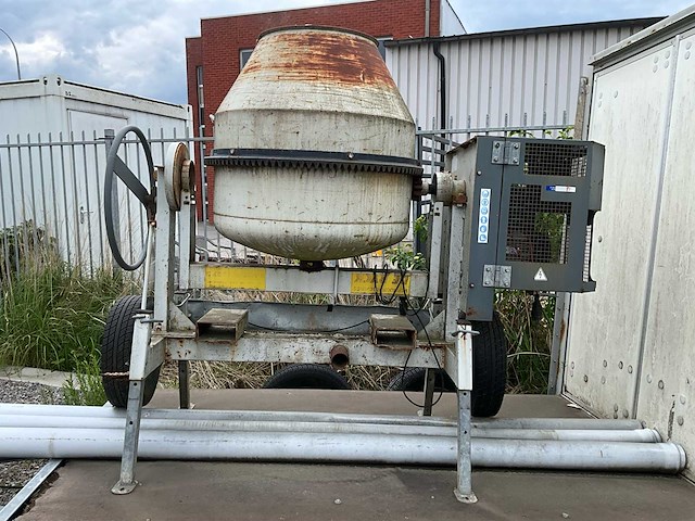 Mobiele industriële betonmolen - betonmixer op chassis - afbeelding 5 van  10
