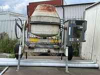 Mobiele industriële betonmolen - betonmixer op chassis - afbeelding 5 van  10