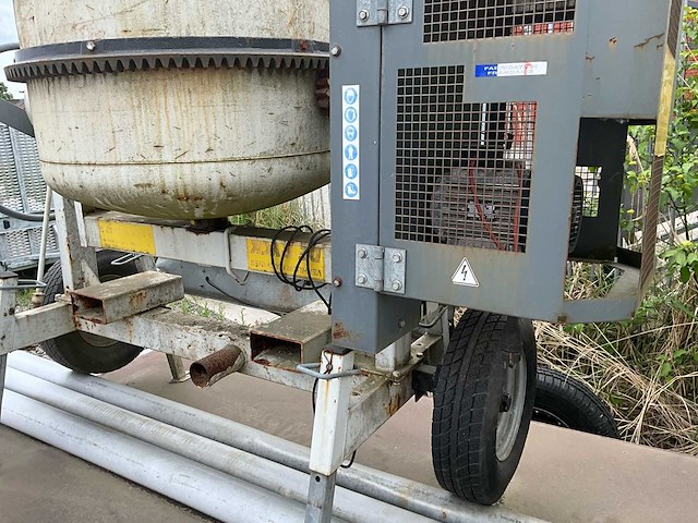 Mobiele industriële betonmolen - betonmixer op chassis - afbeelding 6 van  10