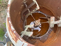 Mobiele industriële betonmolen - betonmixer op chassis - afbeelding 9 van  10