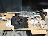 Mobiele kast & bureau samen met inhoud - afbeelding 4 van  12