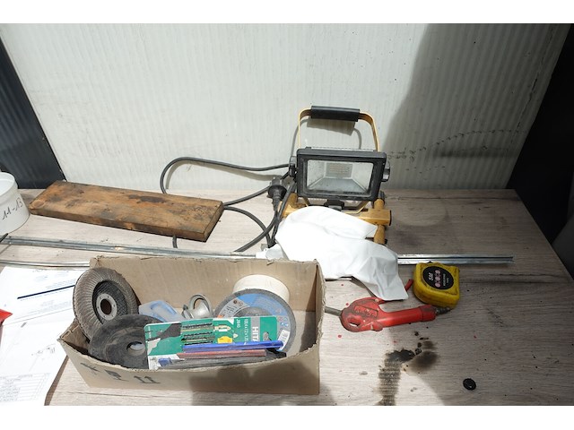 Mobiele kast & bureau samen met inhoud - afbeelding 9 van  12