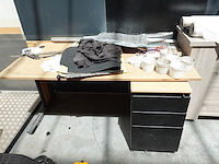 Mobiele kast & bureau samen met inhoud - afbeelding 11 van  12