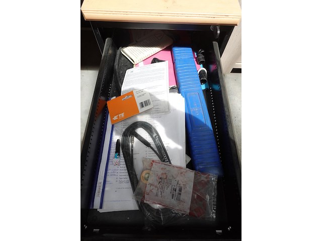 Mobiele kast & bureau samen met inhoud - afbeelding 12 van  12