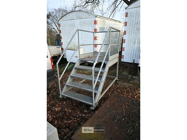 Mobiele metalen trap - afbeelding 1 van  6