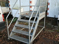Mobiele metalen trap - afbeelding 1 van  6