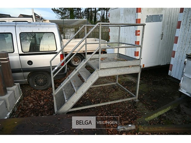 Mobiele metalen trap - afbeelding 2 van  6