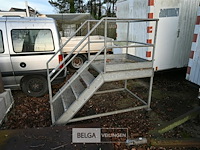 Mobiele metalen trap - afbeelding 2 van  6
