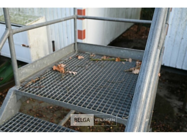 Mobiele metalen trap - afbeelding 3 van  6