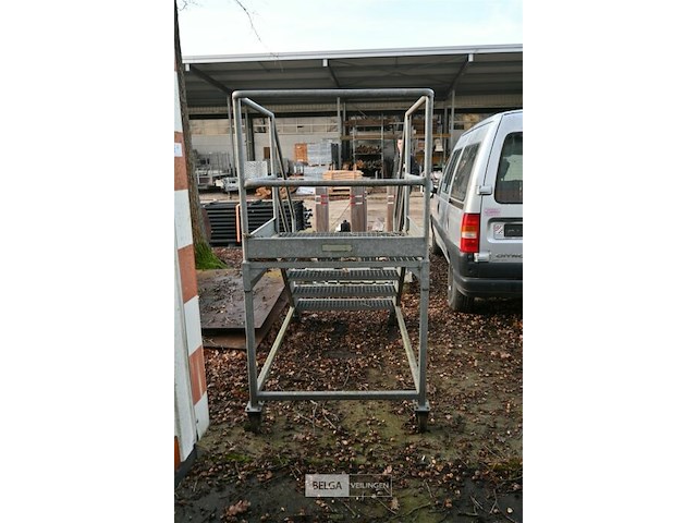 Mobiele metalen trap - afbeelding 4 van  6