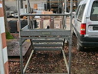 Mobiele metalen trap - afbeelding 4 van  6