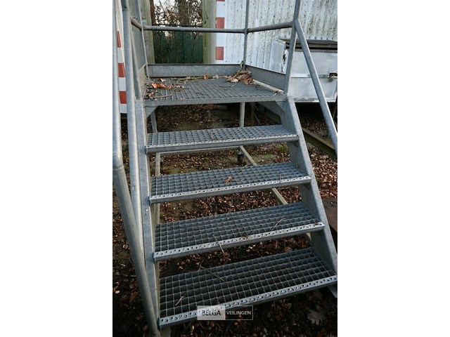 Mobiele metalen trap - afbeelding 6 van  6