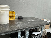 Mobiele metalen werktafels voorzien van natuurstenen tafelblad (2x) - afbeelding 1 van  6