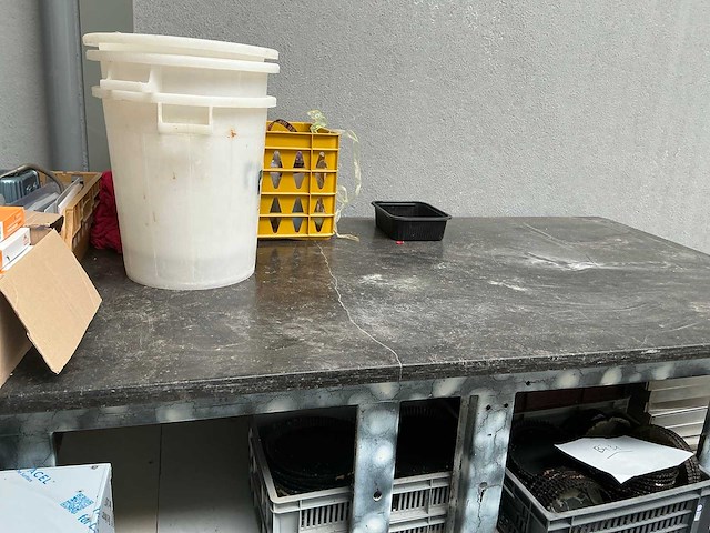 Mobiele metalen werktafels voorzien van natuurstenen tafelblad (2x) - afbeelding 2 van  6