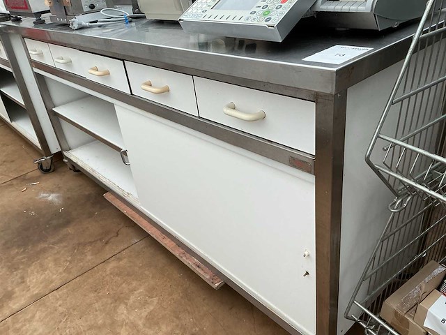 Mobiele rvs werktafel - afbeelding 1 van  2