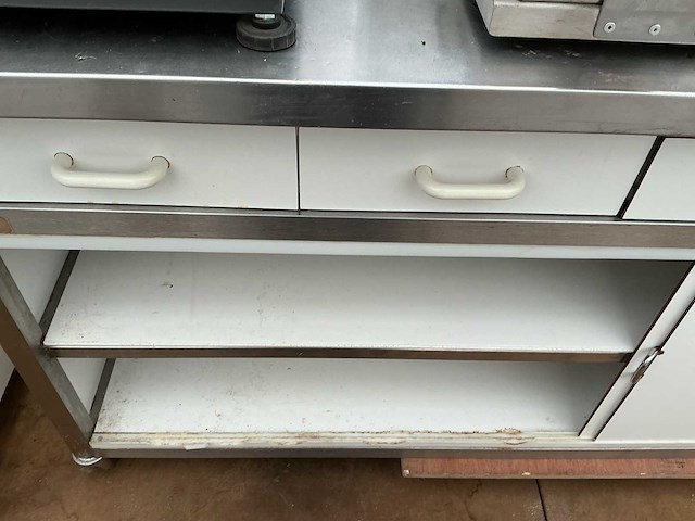 Mobiele rvs werktafel - afbeelding 2 van  2