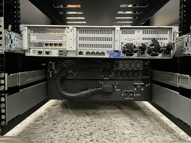 Mobiele serverkast met inhoud - afbeelding 6 van  23