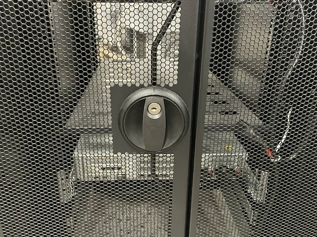 Mobiele serverkast met inhoud - afbeelding 10 van  23