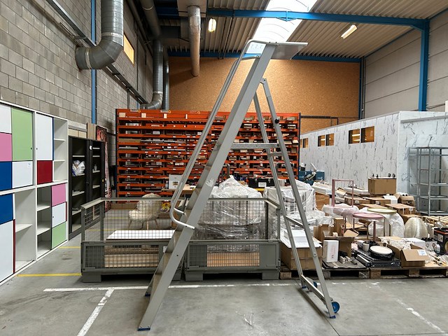 Mobiele trapladder - afbeelding 1 van  5