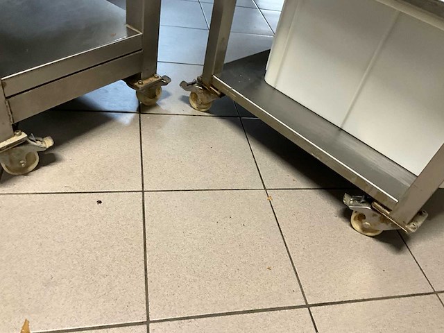 Mobiele werktafel - rvs met massief arduinen blad (2x) - afbeelding 12 van  13