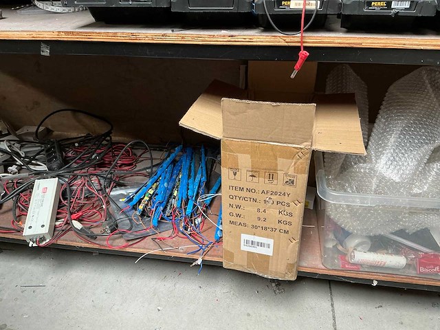 Mobiele werktafel met inhoud - afbeelding 5 van  17