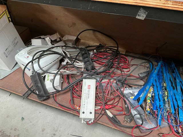 Mobiele werktafel met inhoud - afbeelding 8 van  17