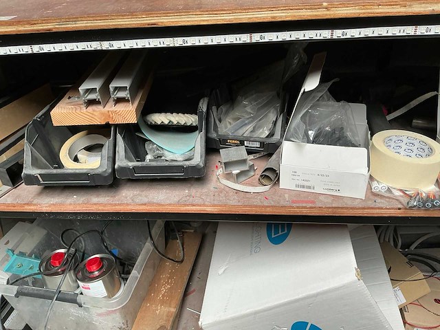 Mobiele werktafel met inhoud - afbeelding 5 van  22