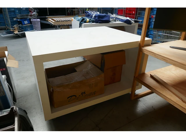 Mobiele winkelconsole wite kleur met zwenkwielen - afbeelding 2 van  3
