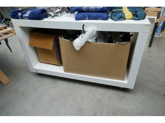Mobiele winkelconsole wite kleur met zwenkwielen - afbeelding 1 van  3