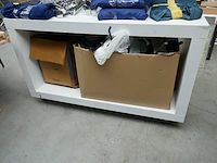 Mobiele winkelconsole wite kleur met zwenkwielen