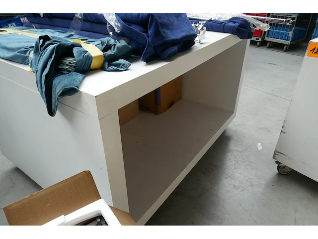 Mobiele winkelconsole wite kleur met zwenkwielen - afbeelding 2 van  3
