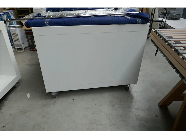 Mobiele winkelconsole wite kleur met zwenkwielen - afbeelding 3 van  3