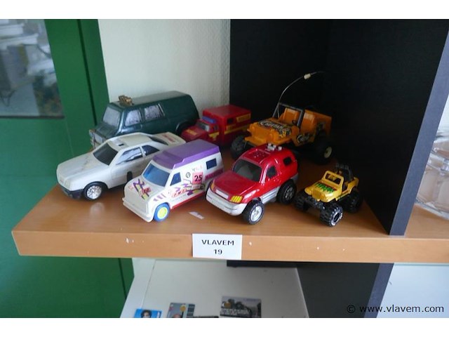 Modelauto's in plastiek - afbeelding 1 van  1